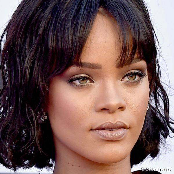 Rihanna tambem preferiu o batom nude, que combinou com pele contornada e matte. J? para o esmalte, o tom bronze marcou unhas ultra longas